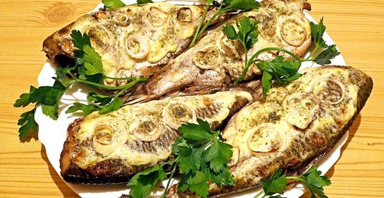 Речная рыба с пряными травами на гриле