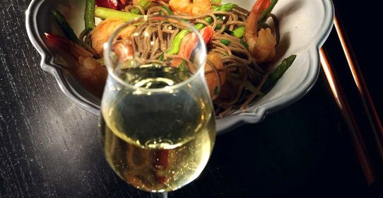 Гречневая лапша с креветками и зеленой спаржей