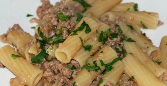 Макароны с тушенкой