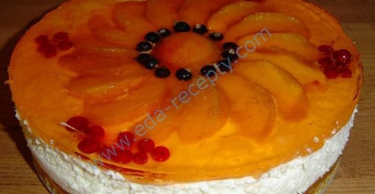 Торт без выпечки с йогуртом и персиками