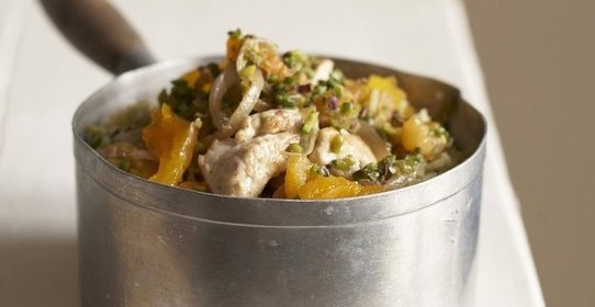 Курица с персиками и фисташками