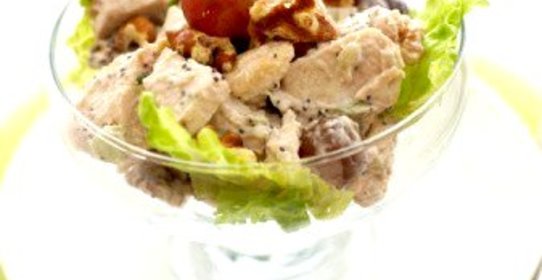 Теплый салат из курицы и винограда