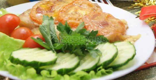 Запеченное мясо с помидорами и сыром