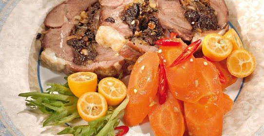 Баранина с черносливом и имбирной морковью