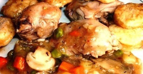 Пряная курица с овощами и булочками