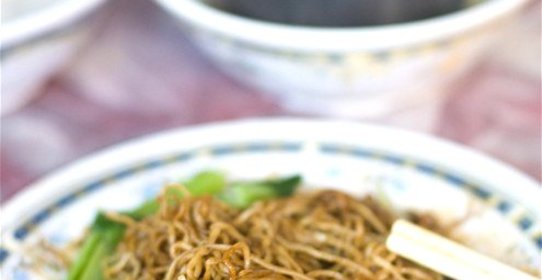 Рисовая лапша со свининой и зеленым луком