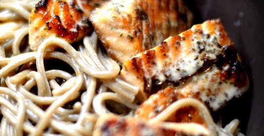 Гречневая лапша (соба) с красной рыбой в сырном соусе