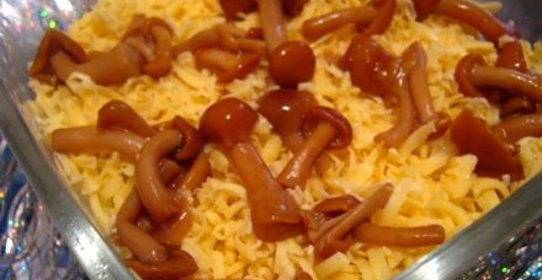 Салат с солеными опятами