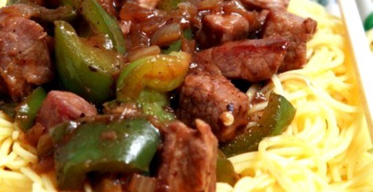 Рисовая лапша с говядиной, черной фасолью и перцем