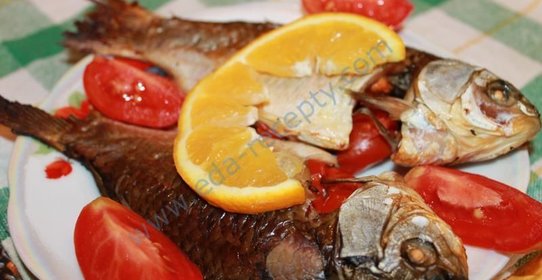 Караси в сметане с черри и розмарином