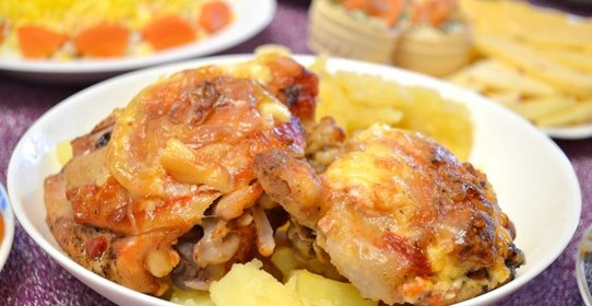 Куриные бедрышки с сыром, запеченные в овощном соке