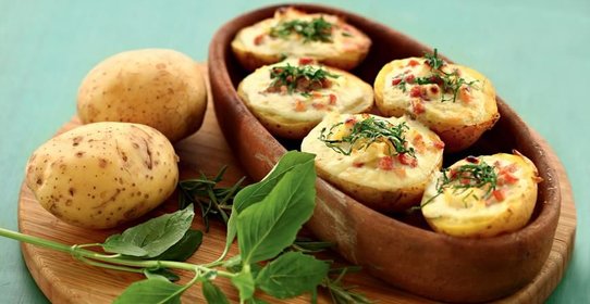 Запеченный в духовке картофель с яйцами и ветчиной