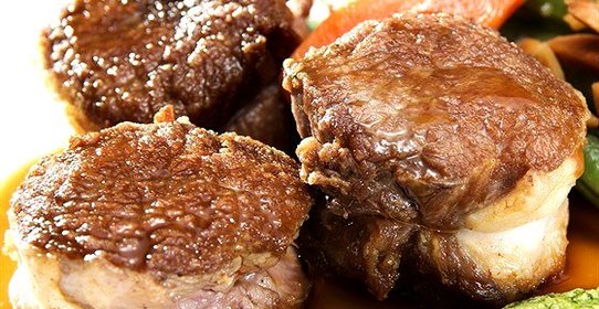 Запеченая баранина в лимонной корочке с мятно-миндальным песто