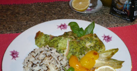 Рыба, запеченная в творожно-базиликовом соусе с рисом и овощами