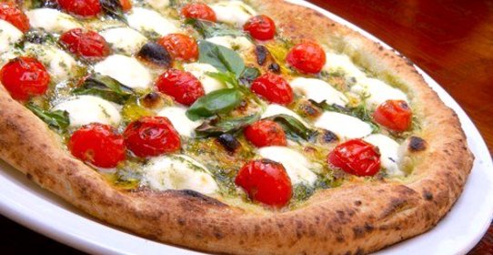 Сырная пицца с базиликом