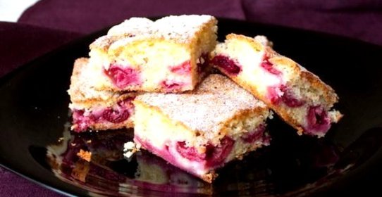 Нарезной вишневый пирог