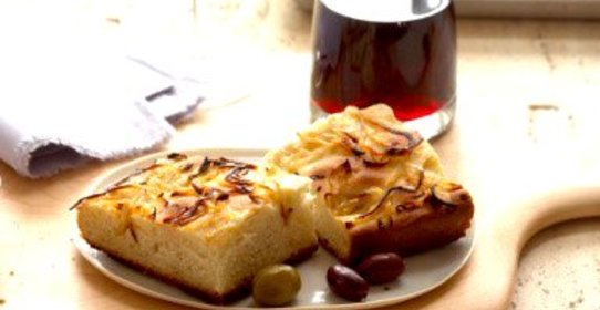 Луковая фокачча с оливками и красным вином