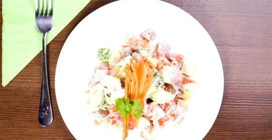 Летний салат с беконом и грецкими орехами