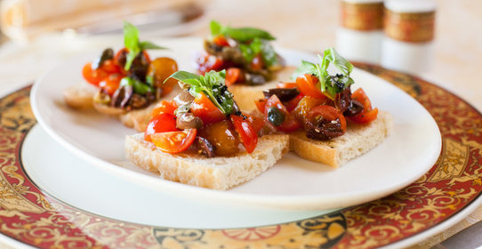 Брускетта с помидорами и оливками