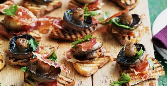 Брускетта с грибами и ветчиной
