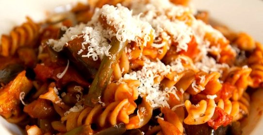 Паста с овощами в томатном соусе