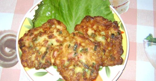 Оладьи с луком и колбасой