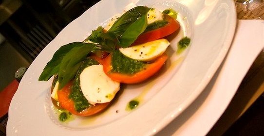 Салат «Капрезе» по рецепту ресторана «Мамина паста»