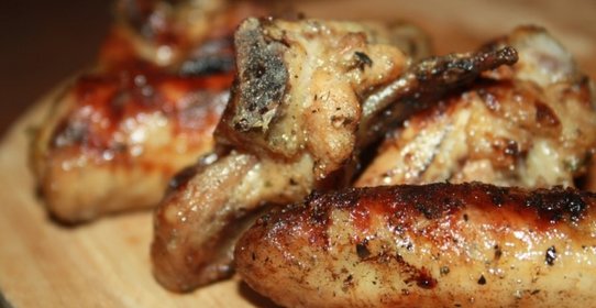 Сочные куриные крылья в сметанном маринаде на мангале на решетке