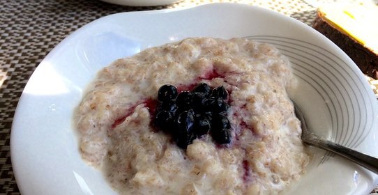 Овсяная каша с черникой и апельсиновой цедрой