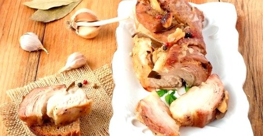 Свиной бочок с чесноком