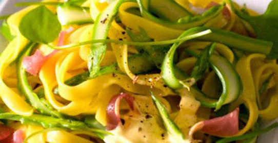 Паста с итальянской ветчиной и спаржей