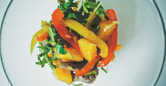 Говядина с апельсинами в листьях рукколы