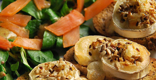 Брускетта с козьим сыром и медом