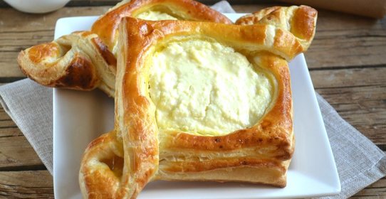 Ватрушки из слоеного теста с творогом