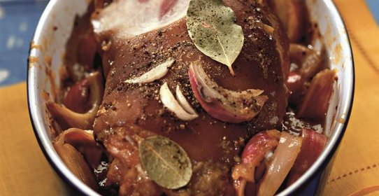 Свиной окорок, запеченный с персиками