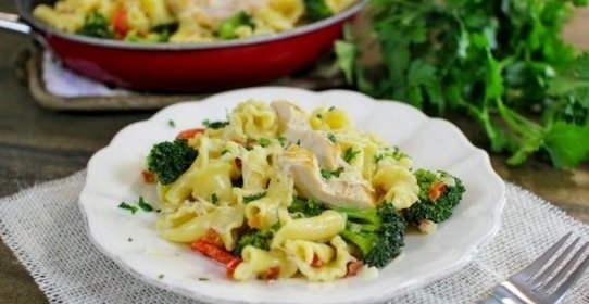 Паста с курицей и овощами