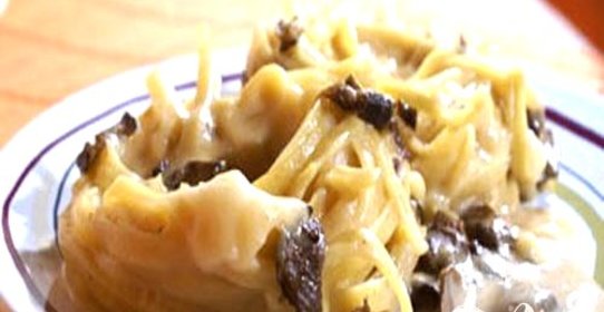 Макароны-гнезда с грибным соусом