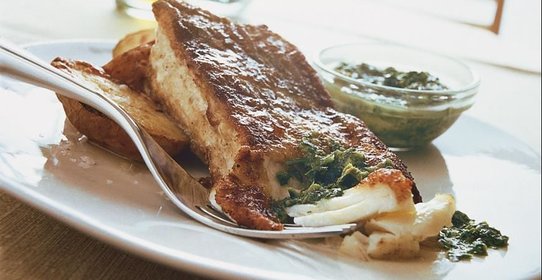 Жареная рыба с зеленым соусом чили