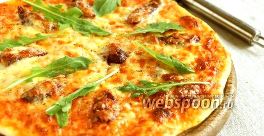 Пицца с охотничьими колбасками и рукколой