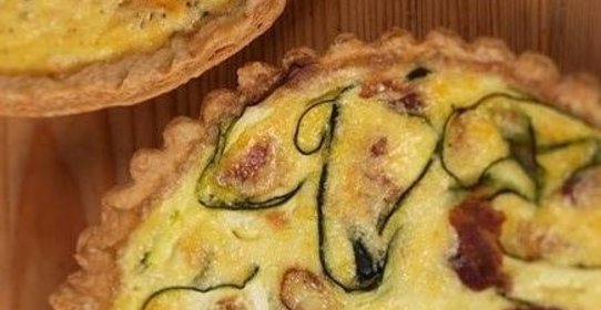 Французский пирог Киш с беконом и цуккини