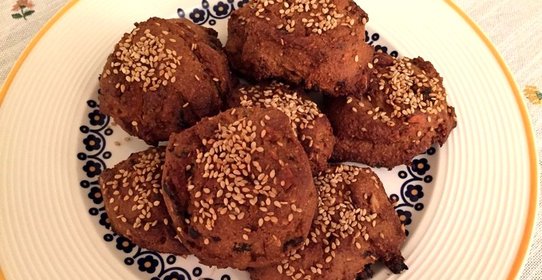 Печенье из кукурузной муки с орехами и черносливом