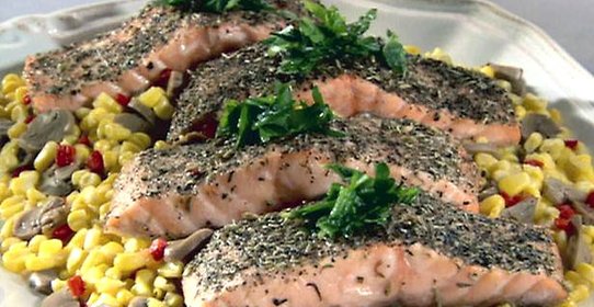 Лосось с полентой и кукурузой