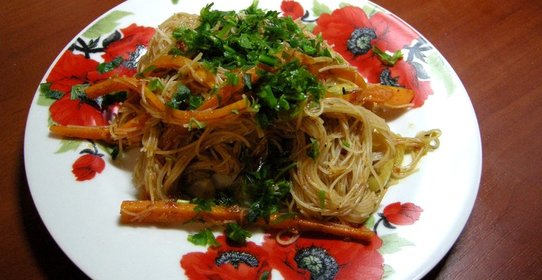 Рисовая лапша, обжаренная с овощами