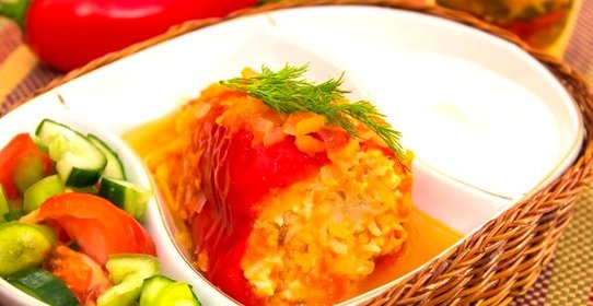 Перец, фаршированный индейкой, тушенный в помидорах