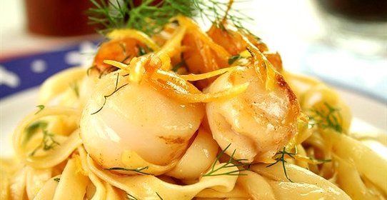 Паста с чесноком, гребешками и рукколой