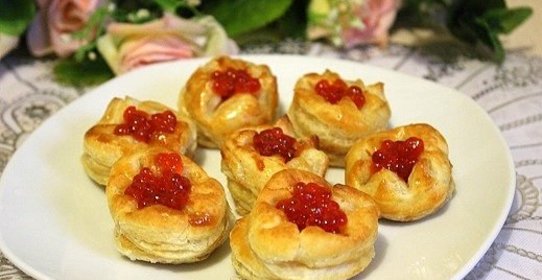 Мини-волованы с красной икрой