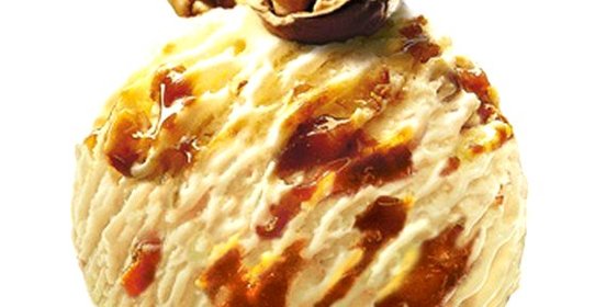 Мороженое с грецким орехом и кленовым сиропом