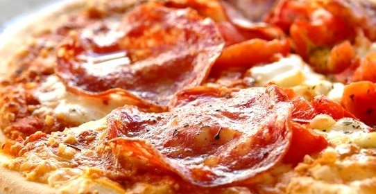 Пицца от с колбасой и маринованным луком