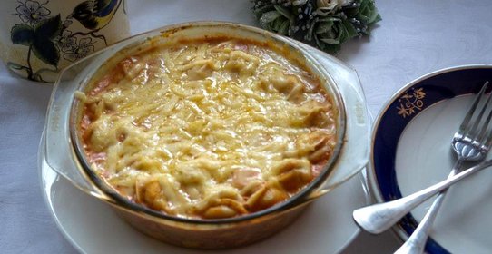 Запеченые пельмени в томатно - сметанном соусе с сыром