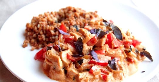 Курица в сметане с красным перцем